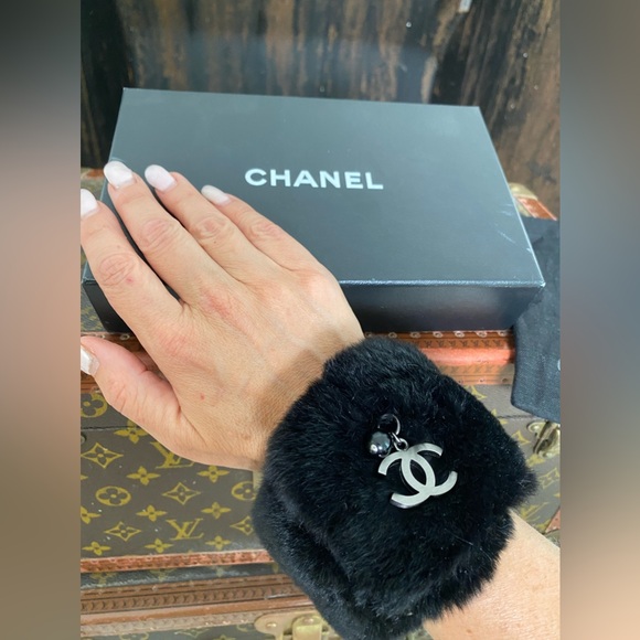 CHANEL authentic Lapin (Rabbit) Fur Bracelet - Picture 1 of 4